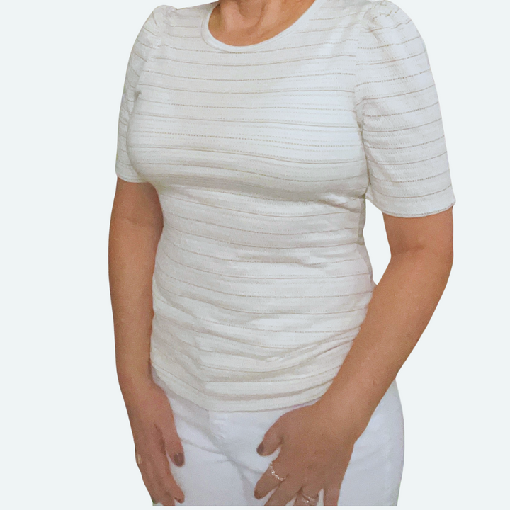 Blusa blanca con rayas doradas